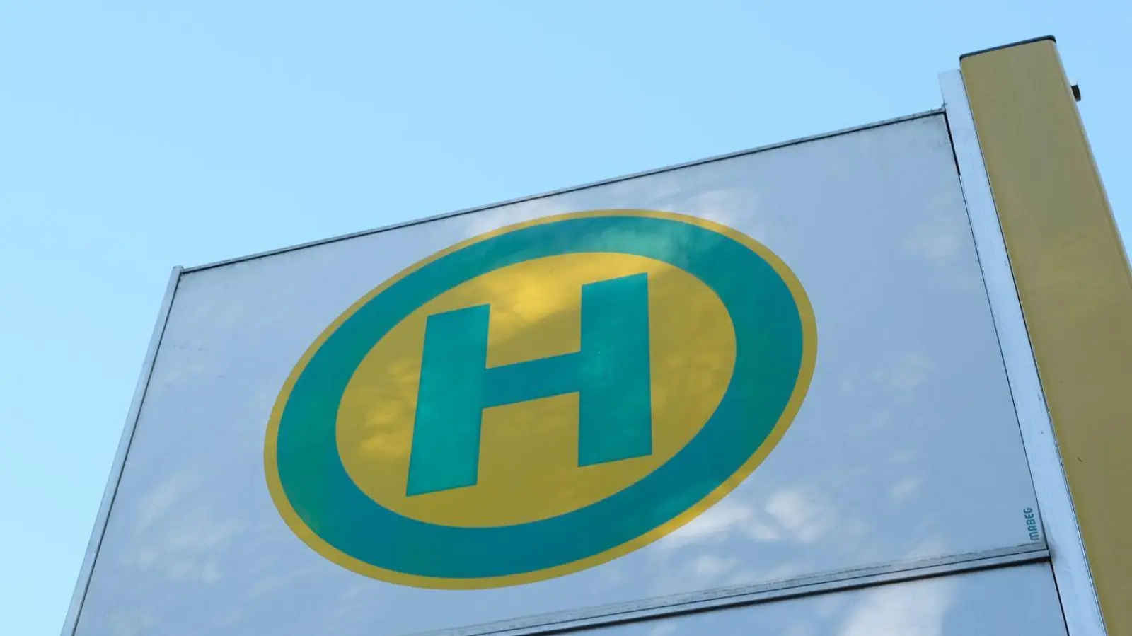 Die Haltestelle „Schnaittenbach, Am Festplatz (Kellerhäusl)” wird nun noch bis Ende April nicht bedient.  (Symbolbild: Bernd Weißbrod/dpa)