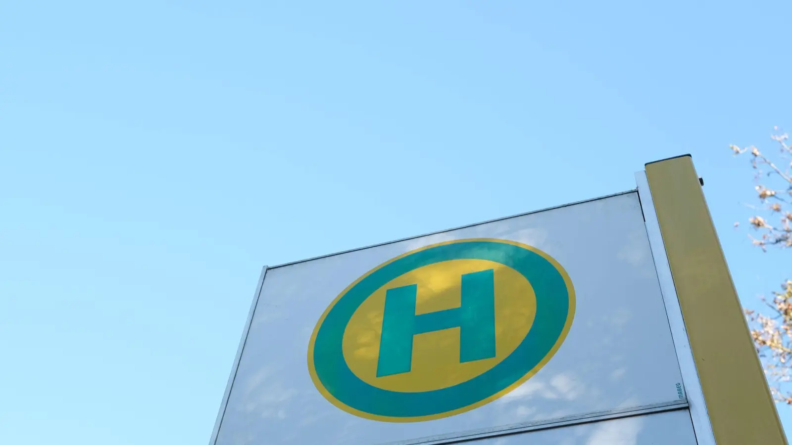 In Fichtenhof ist der Busverkehr wegen einer Sperre zeitweise eingeschränkt. (Bild: Bernd Weißbrod/dpa)