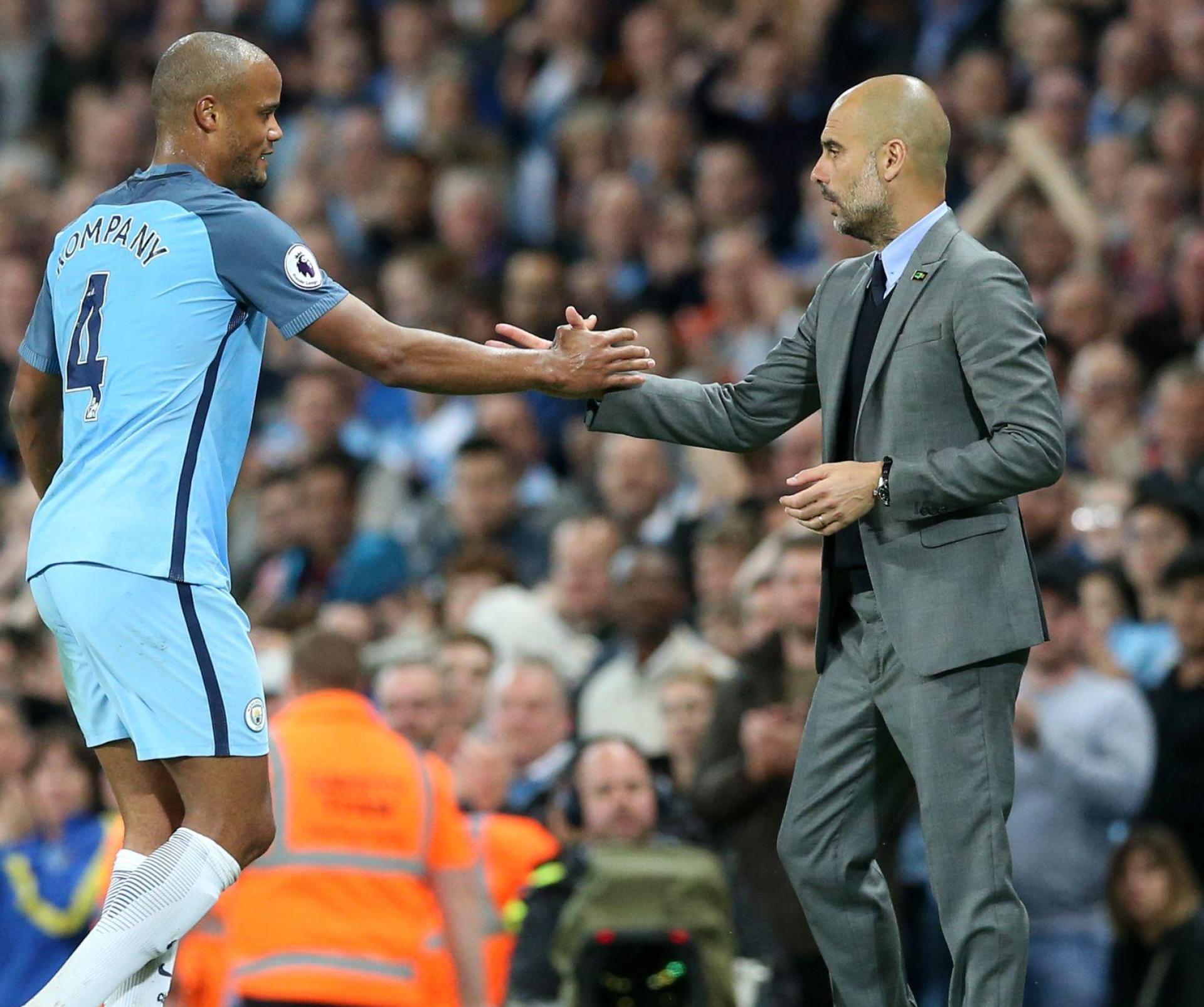 Vincent Kompany (l) und Pep Guardiola verbindet eine besondere Beziehung. (Archivbild) (Bild: Martin Rickett/Press Association/dpa)