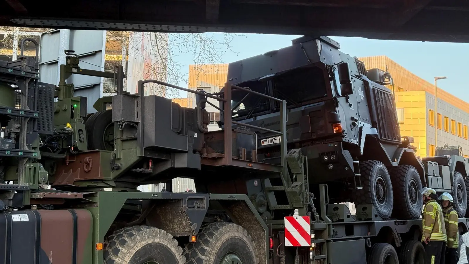 Ein Fahrzeug der Bundeswehr hat sich unter der Bahnüberführung verkeilt. (Bild: Wolfgang Steinbacher)