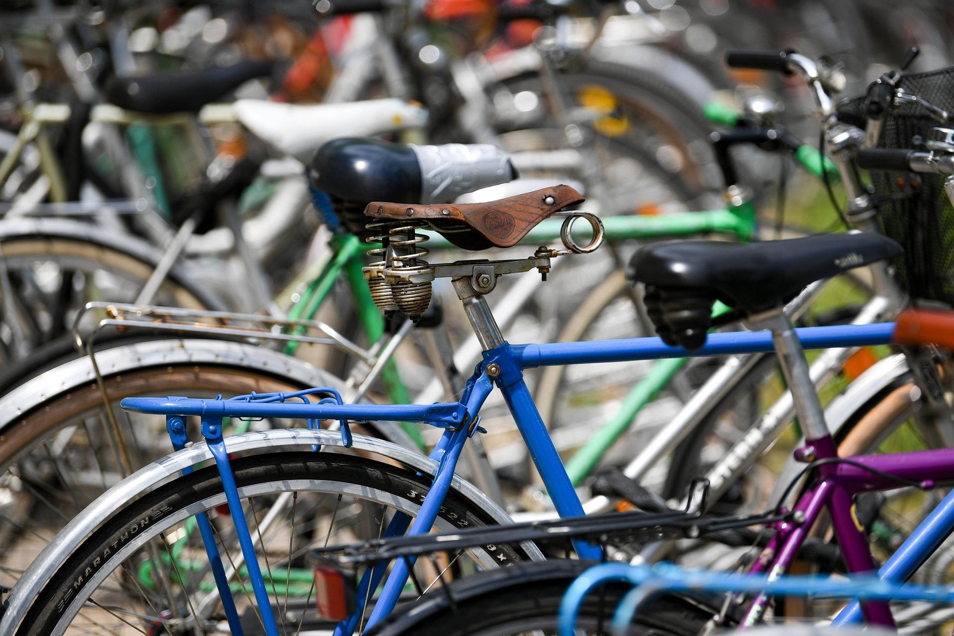 In Amberg wurde ein Fahrrad im Wert von 500 Euro gestohlen. (Symbolbild: Hendrik Schmidt/dpa)