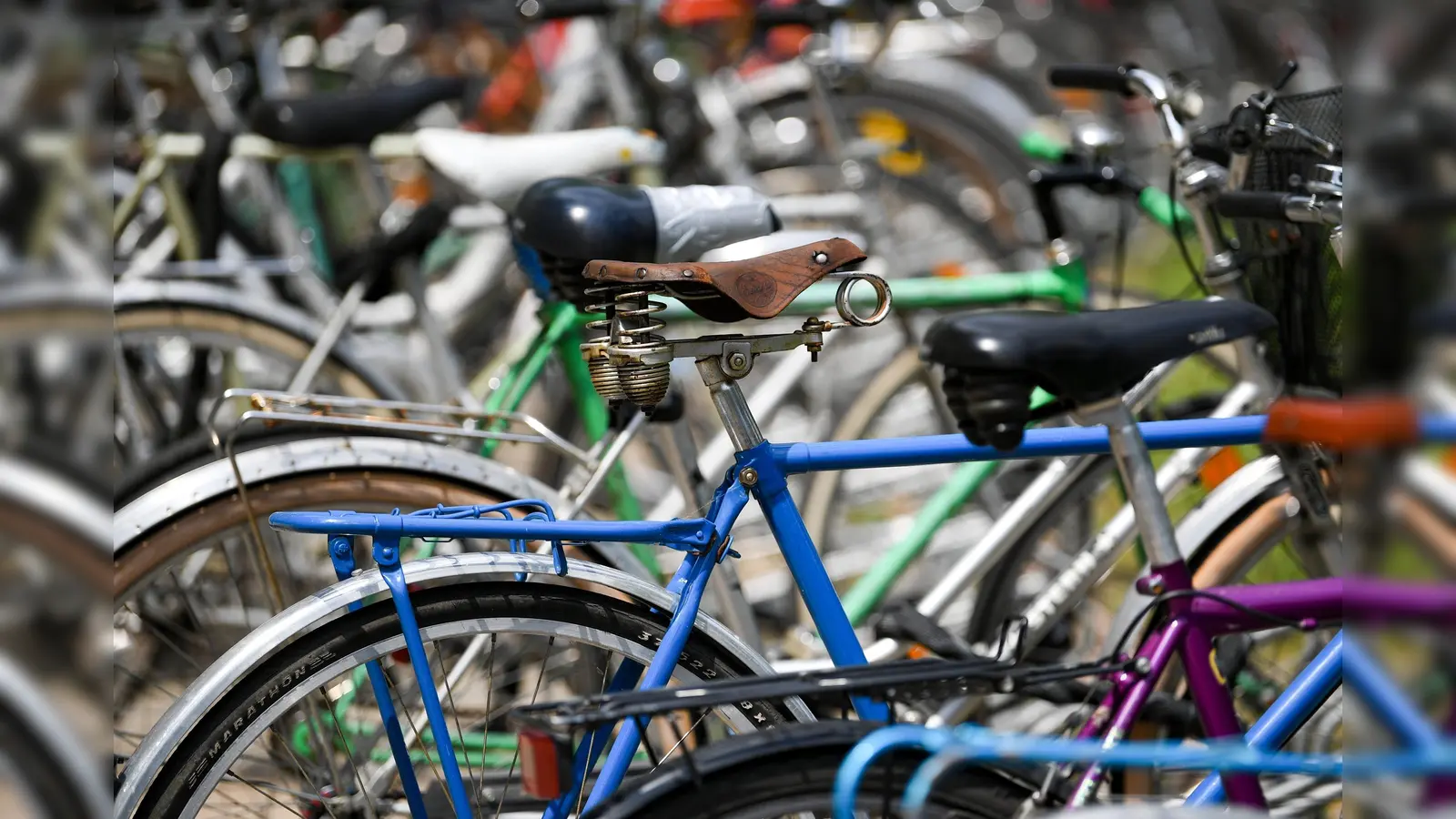 In Amberg wurde ein Fahrrad im Wert von 500 Euro gestohlen. (Symbolbild: Hendrik Schmidt/dpa)