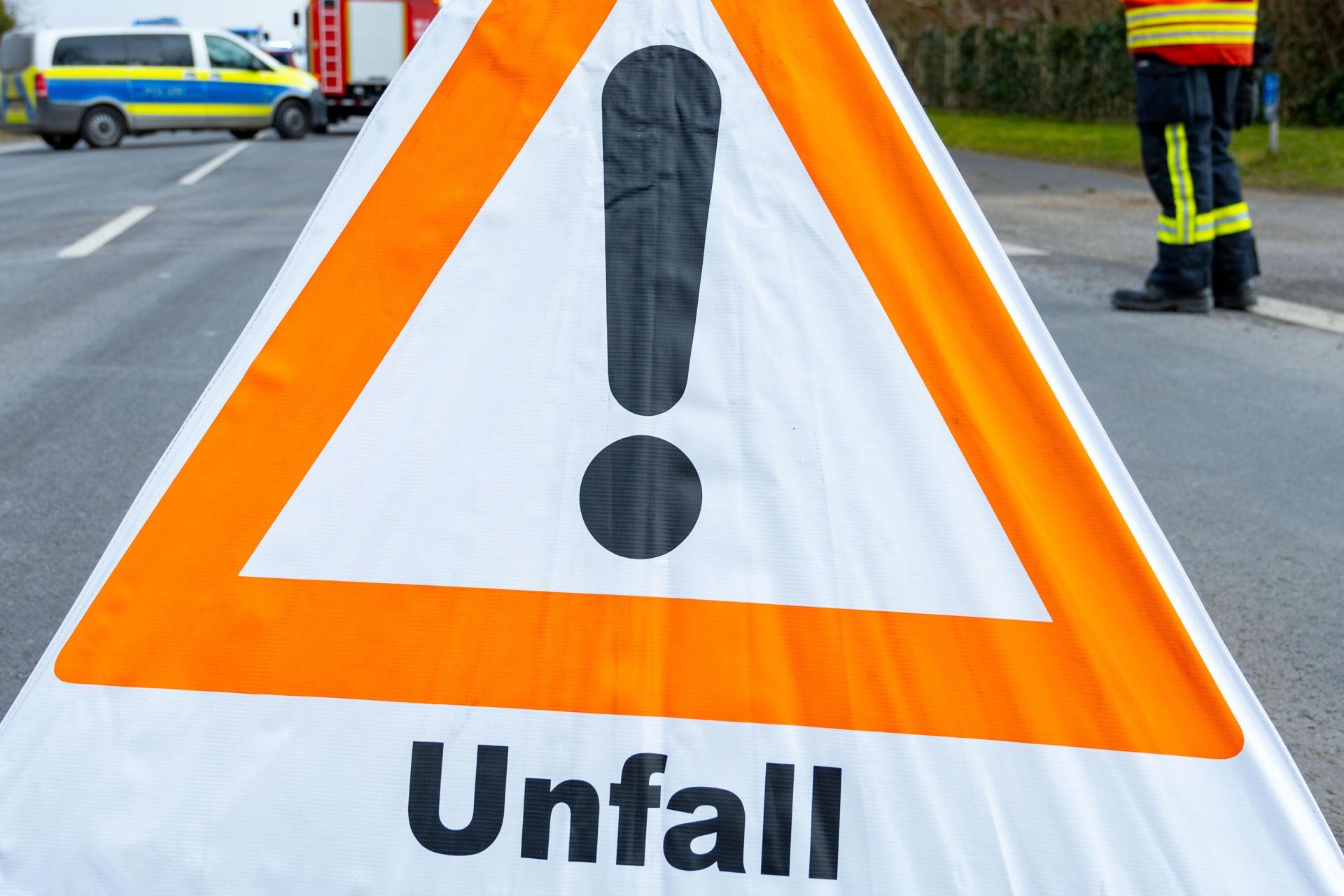 Bei einem Unfall bei Lauterhofen im Landkreis Neumarkt wurden fünf Menschen leicht verletzt. (Symbolbild: Stefan Sauer /dpa)