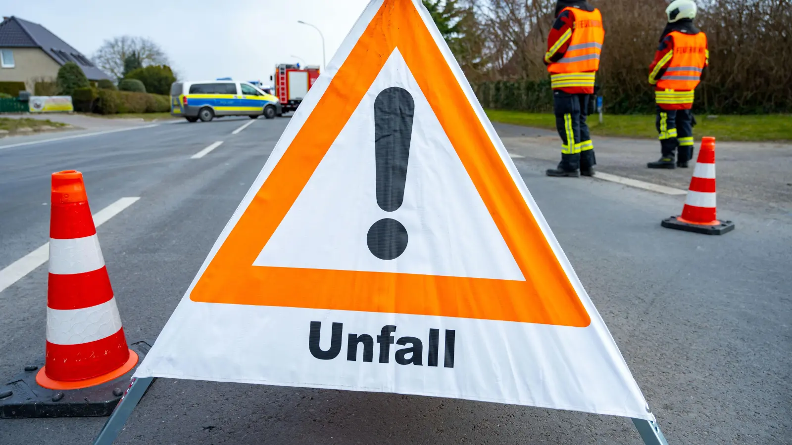 Bei einem Unfall bei Lauterhofen im Landkreis Neumarkt wurden fünf Menschen leicht verletzt. (Symbolbild: Stefan Sauer /dpa)