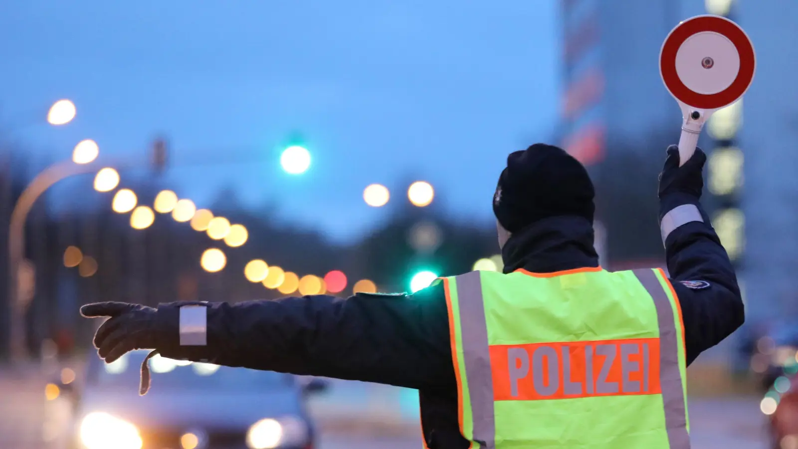 Einen mit zwei jungen Männern besetzten BMW schauten sich Verkehrspolzisten an der Autobahn-Raststätte Oberpfälzer Alb näher an. (Symbolbild: Bernd Wüstneck/dpa)