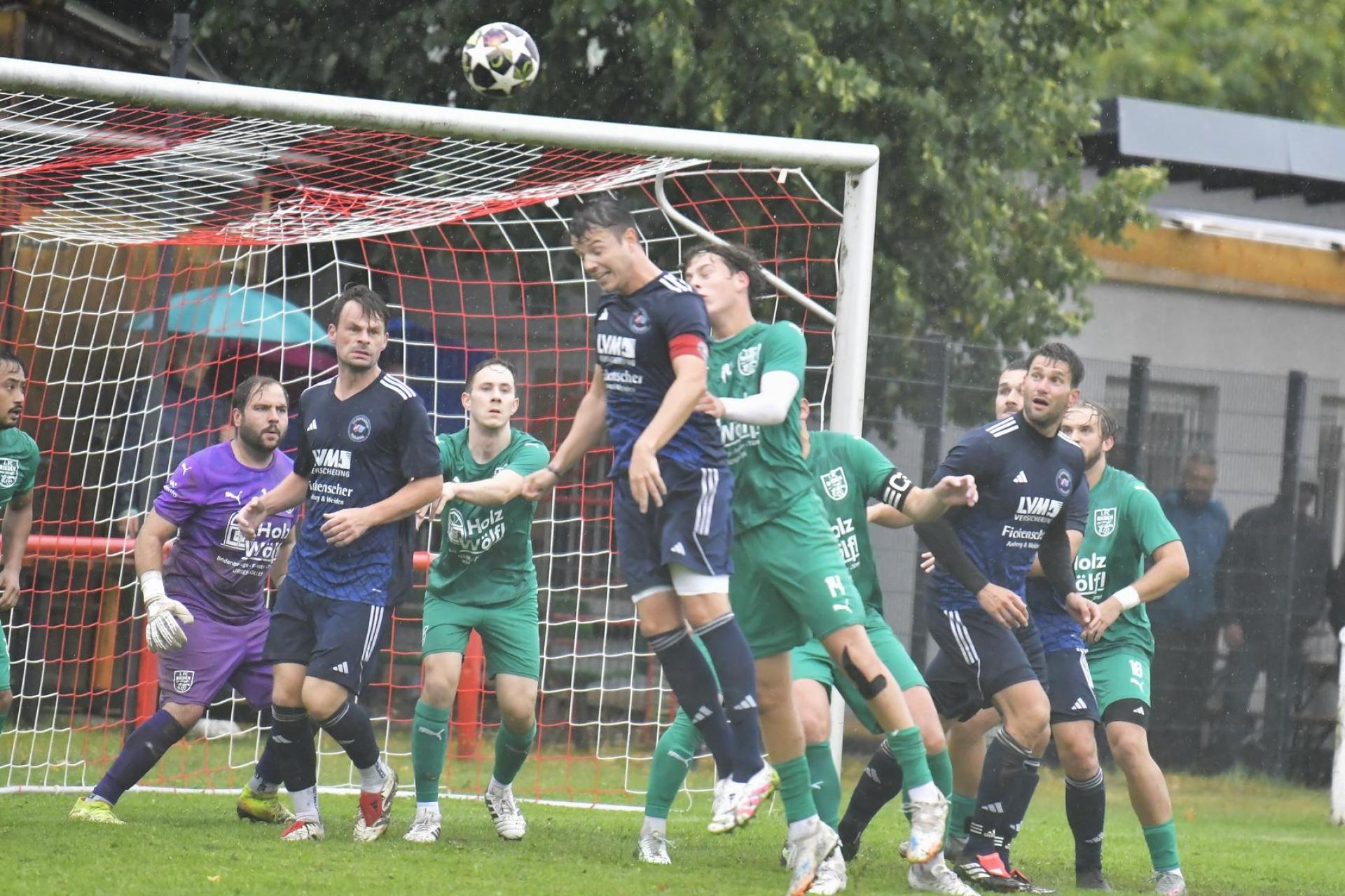 Nur rund eine halbe Stunde ging das Spiel zwischen der SG Traßlberg/Poppenricht und dem 1. FC Rieden. Gästekeeper Georg Haak (links) musste nach einem Zusammenbruch ins Krankenhaus gebracht werden, das Spiel wurde abgebrochen.. (Bild: Hubert Ziegler)