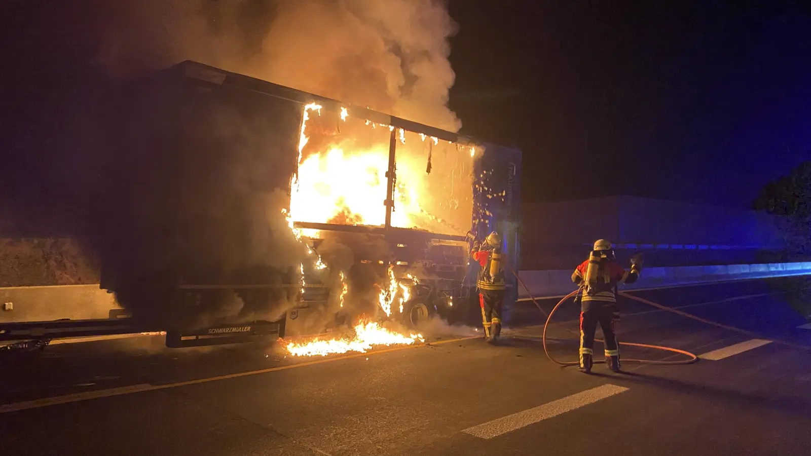 Auf der Bundesstraße 85 bei Roding stand Sonntagnacht ein Lkw-Anhänger in Vollbrand. (Bild: Kreisbrandinspektion Cham)
