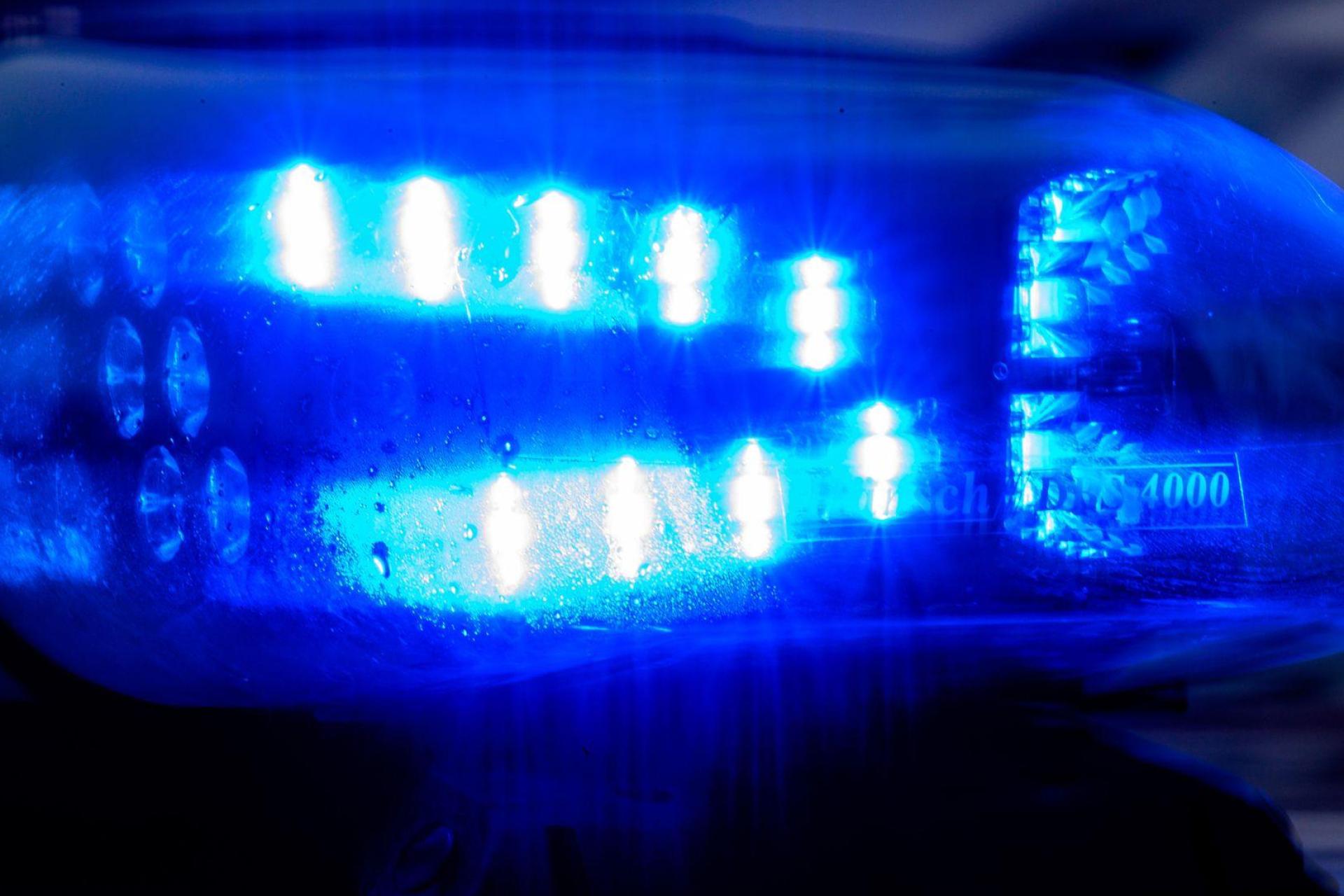 In Amberg wurde ein geparkter Skoda beschädigt. Der Unfallverursacher flüchtete. Der Schaden beträgt etwa 3.000 Euro. (Symbolbild: Klaus-Dietmar Gabbert/dpa)