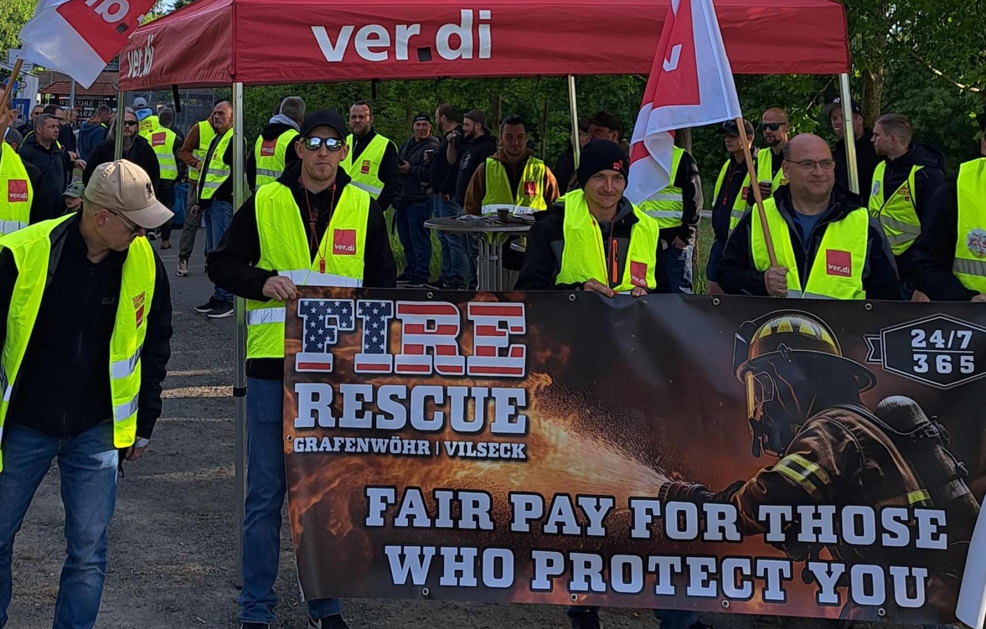 Knapp 100 Zivilbeschäftigte der US-Streitkräfte beteiligten sich am Dienstag an einer Kundgebung vor der Wache in Vilseck. (Bild: Kathrin Birner)