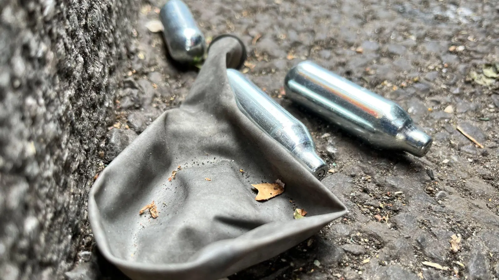 „Lachgas ist kein Spiel und keine harmlose Partydroge, sondern ein hohes Risiko für die Gesundheit“, sagt die Bundesgesundheitsministerin. (Symbolbild: Julia Kilian/dpa)