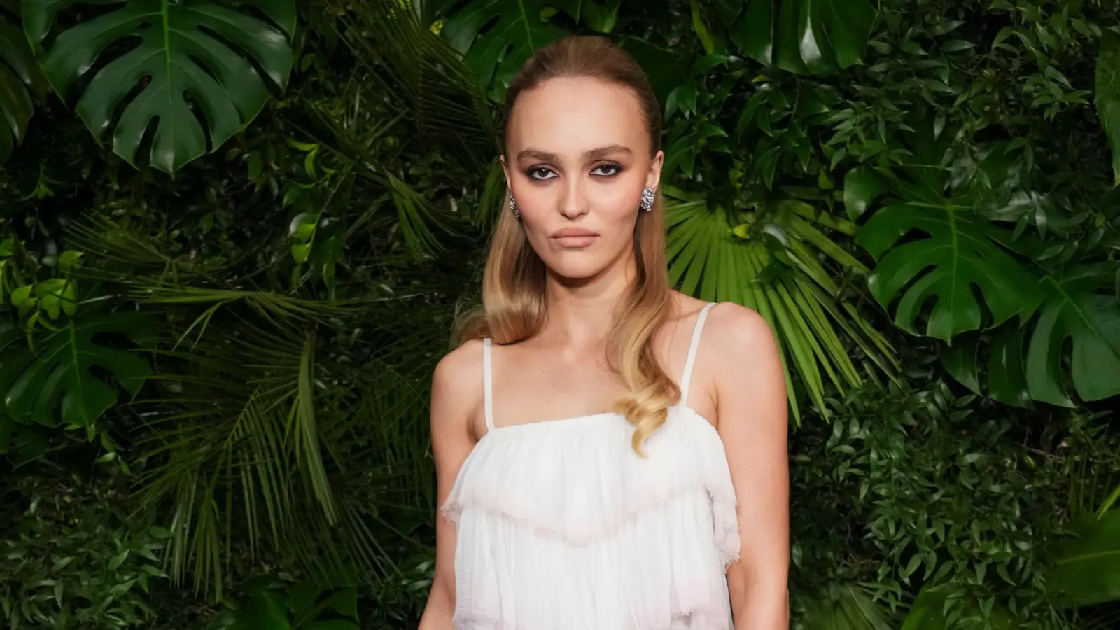 Schauspielerin Lily-Rose Depp schaut in typischer roter Teppich-Pose mit kühler Miene in die Kamera. (Archivbild) (Bild: Jordan Strauss/Invision via AP/dpa)