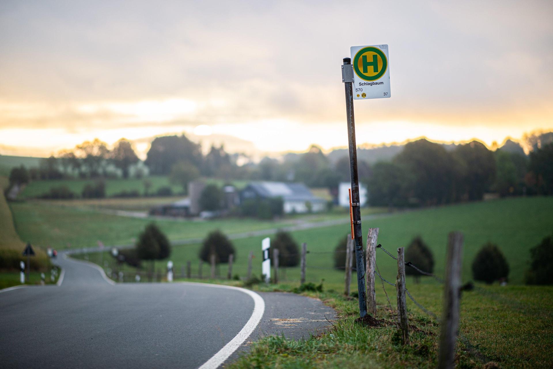 In Edelsfeld gibt es vorübergehende Änderungen im Busverkehr. (Symbolbild: Jonas Güttler/dpa)
