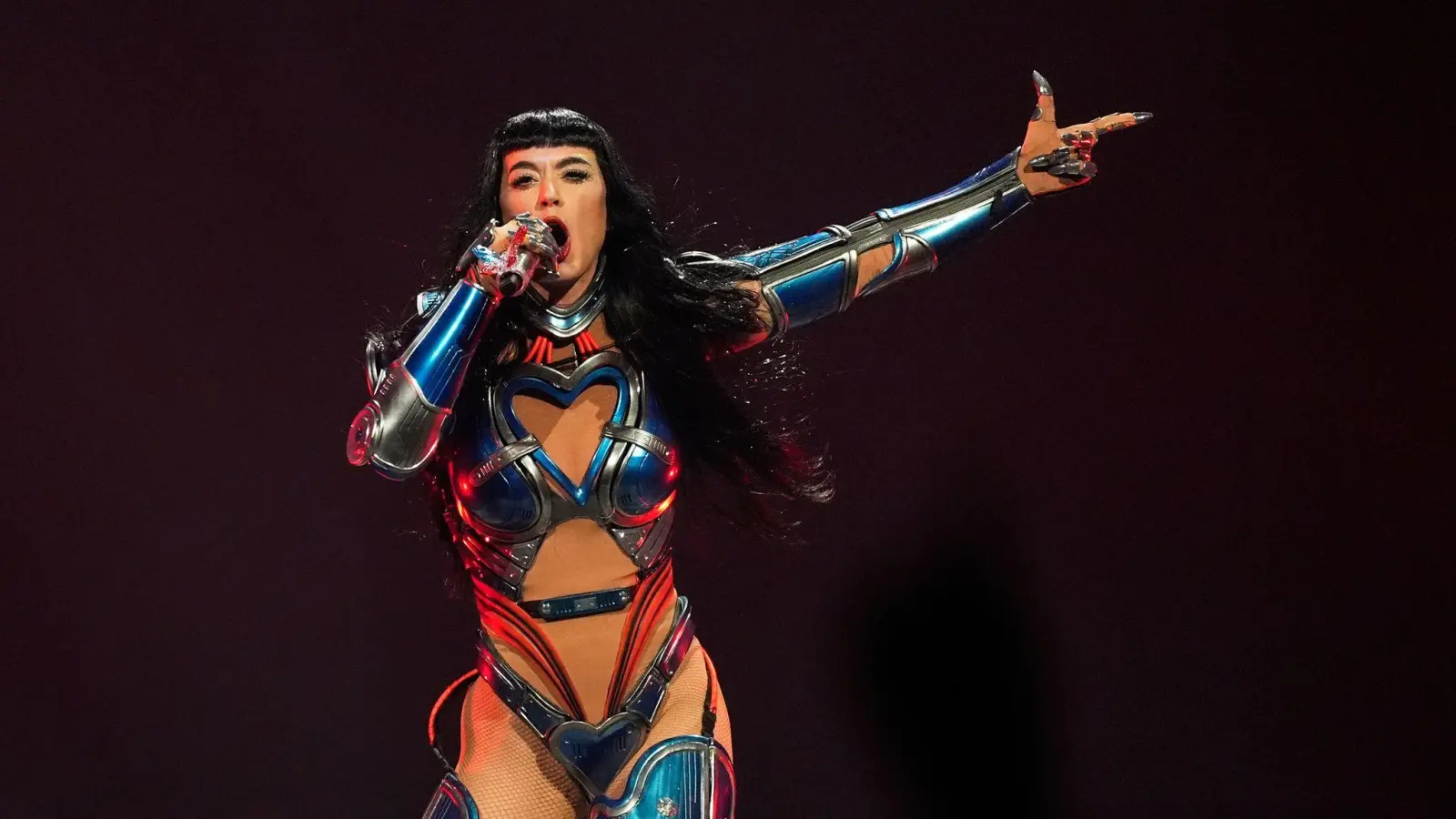 Beim medizinischen Notfall eines Fans hat Popstar Katy Perry umsichtig reagiert. (Archivbild) (Bild: Chris Pizzello/Invision/AP/dpa)