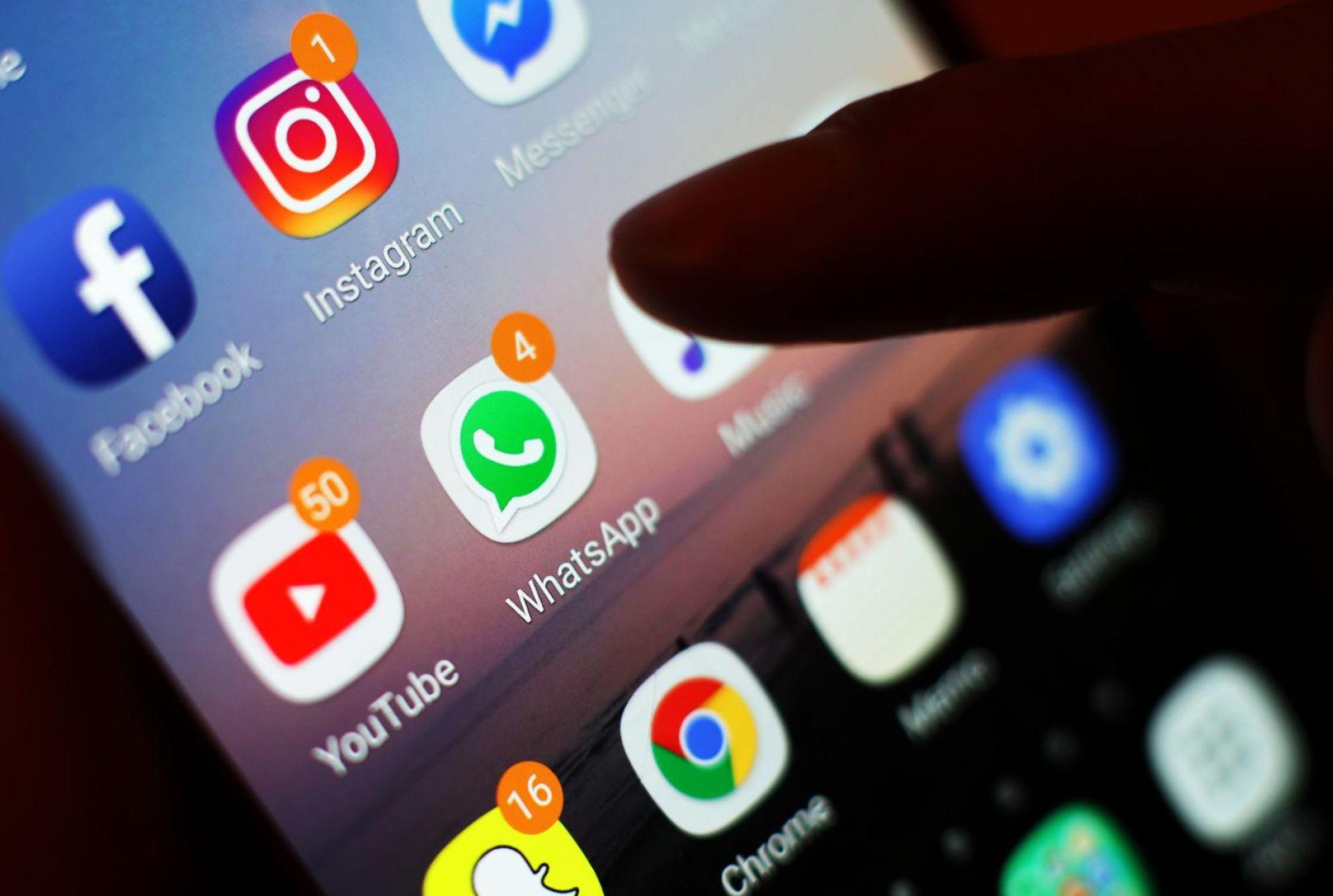 Zehn Plattformen sind von dem Verbot betroffen - gegen fünf davon wird jetzt ermittelt. (Symbolbild) (Bild: Yui Mok/PA Wire/dpa)