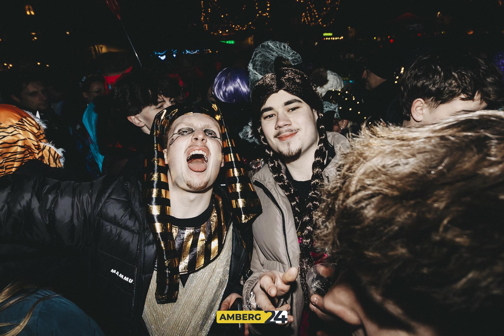 Amberger Hexennacht: Das war 2025 am Marktplatz los. Wir wünschen euch viel Spaß mit den Fotos.  (Bild: Leonie Hartung)