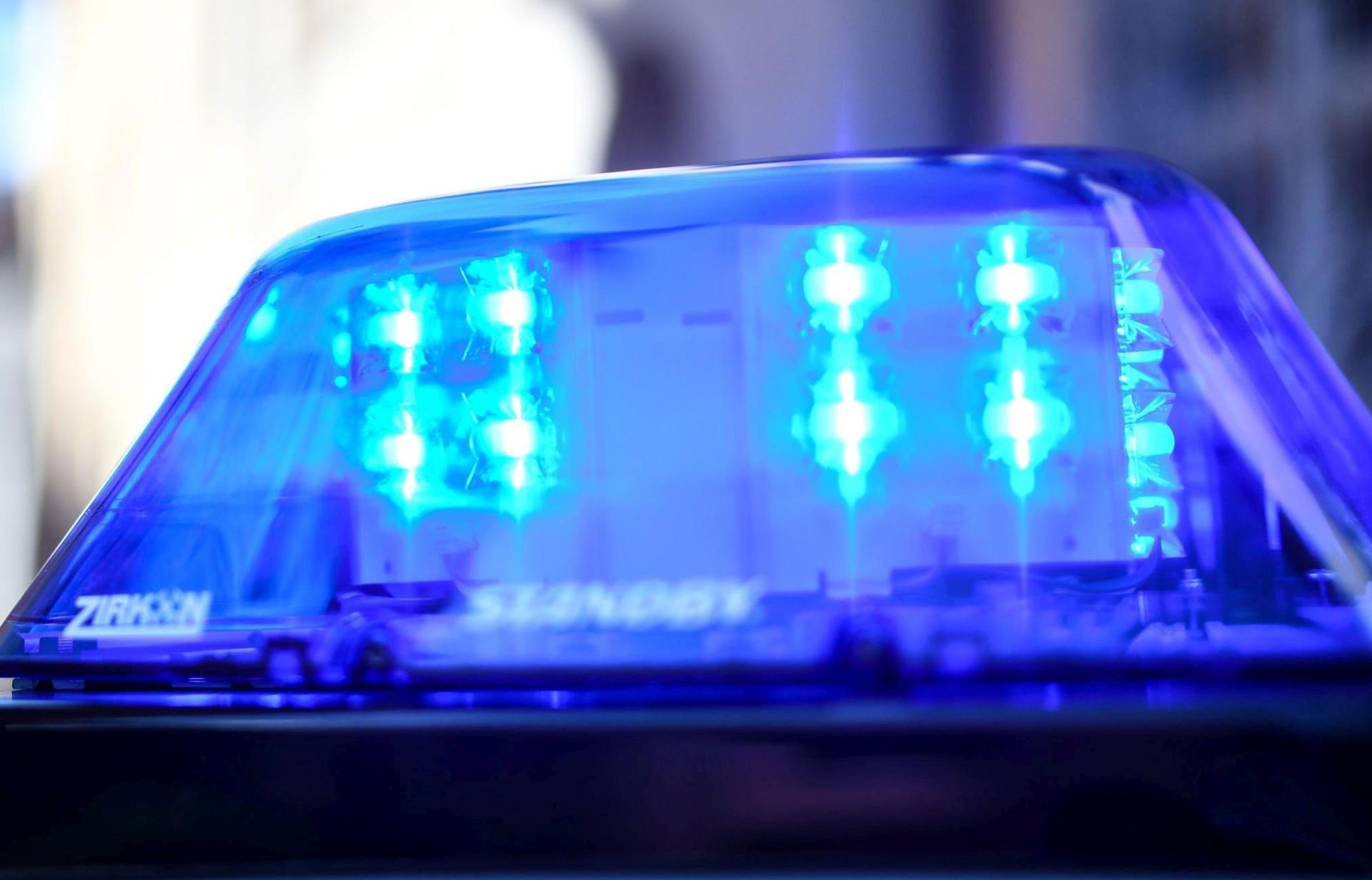 In Utzenhofen erleidet ein Autofahrer einen Anfall und verursacht einen Unfall.  (Symbolbild: Patrick Seeger/dpa)