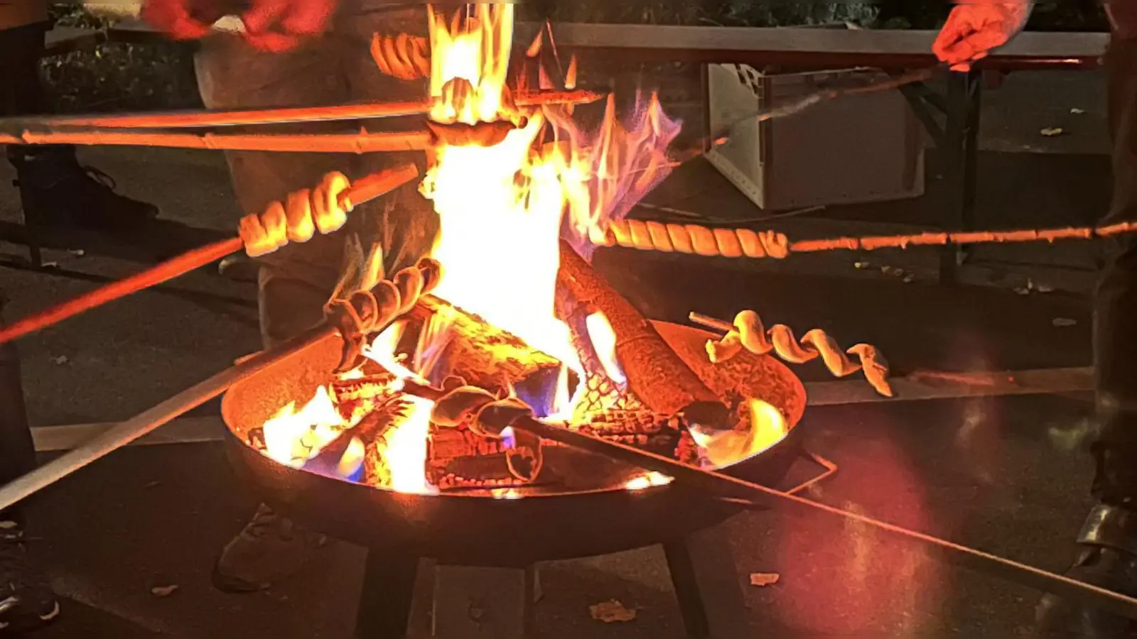Beim Stockbrot machen ist eine Frau im Landkreis Roth in ein Feuer gefallen und hat sich mittelschwere Brandverletzungen zugezogen. (Symbolbild: ero)
