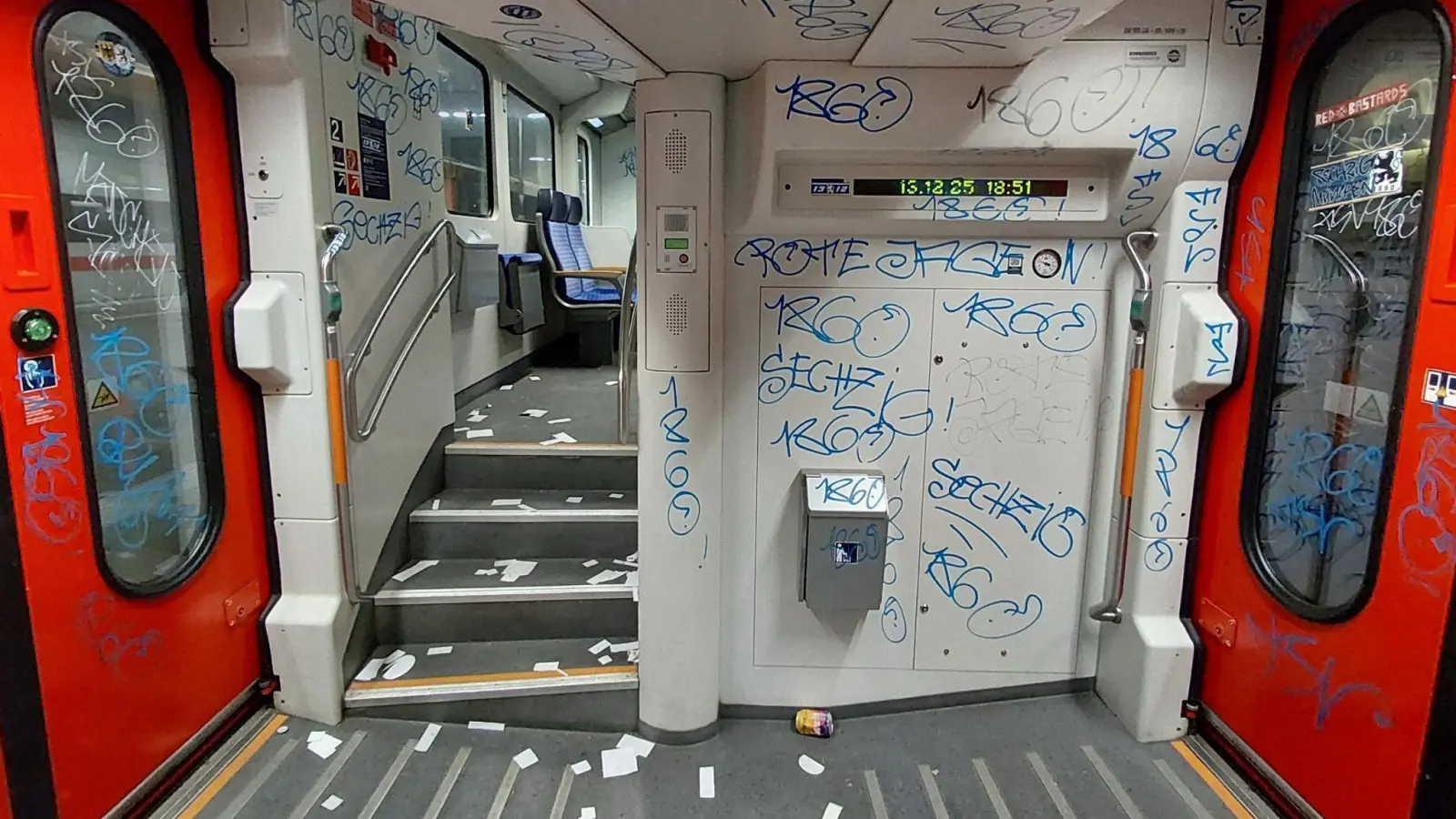 Unbekannte Fans lassen den Zug verwüstet zurück. (Bild: Bundespolizei/dpa)