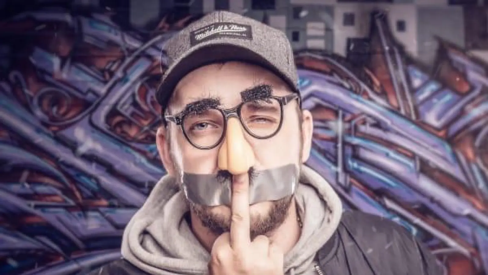 Willy Nachdenklich nimmt statt Blättern nur seinen Finger vor den Mund. (Bild: Michael Golinski)