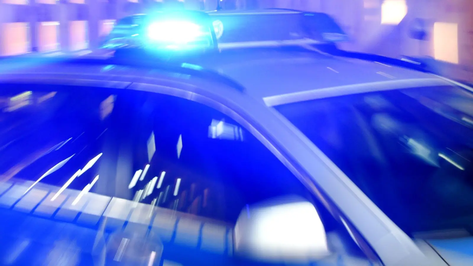 Die Polizei hat es mit zwei Fällen von Fahrerflucht zu tun. (Symbolbild: Carsten Rehder/dpa/Illustration)