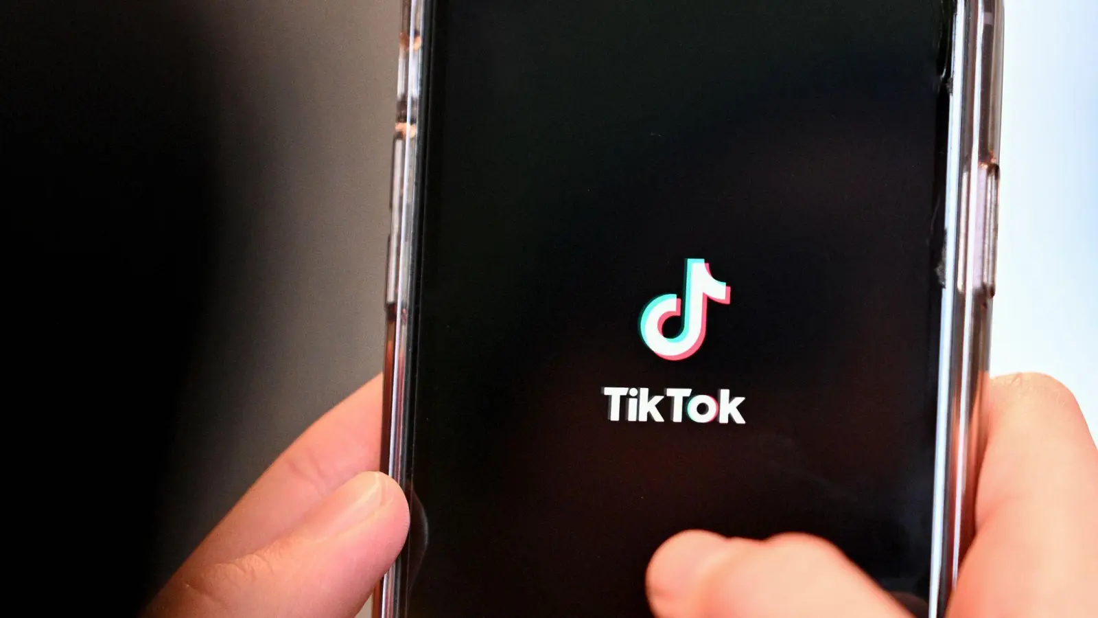 Tiktok ist vor allem bei Jüngeren beliebt. (Archivbild) (Bild: Jens Kalaene/dpa)