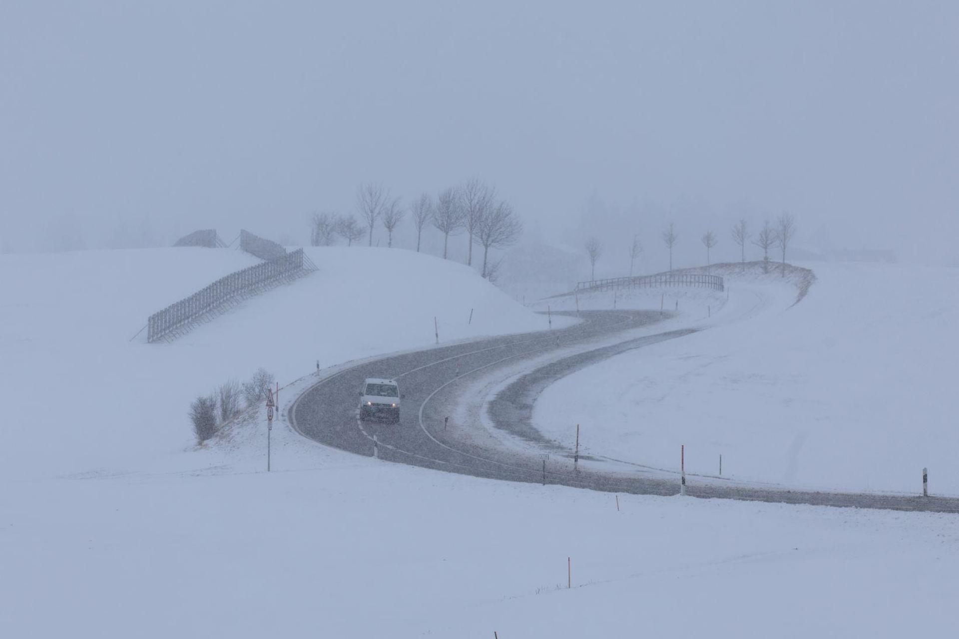 Der Deutsche Wetterdienst warnt vor markanter Glätte in der Oberpfalz. (Symbolbild: Karl-Josef Hildenbrand/dpa)