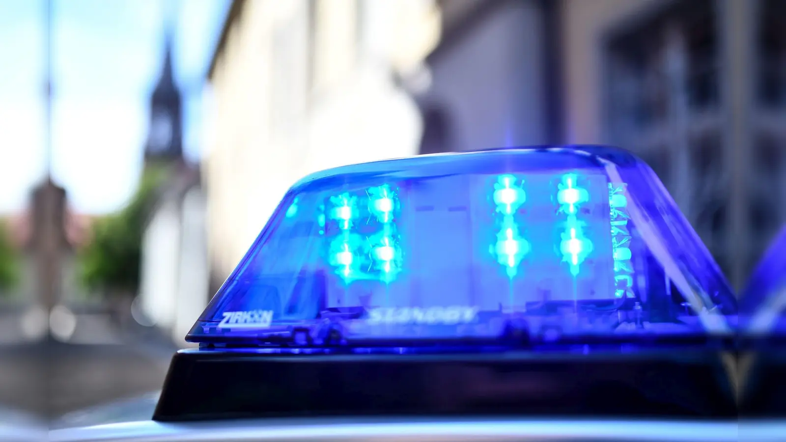Polizeibeamte haben in Amberg einen 26-jährigen Autofahrer kontrolliert. (Bild: Patrick Seeger/dpa)