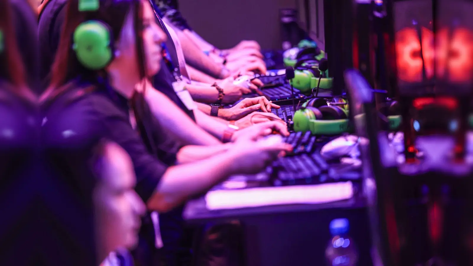 Auch dieses Jahr wird bei der Gamescom wieder großer Andrang an den Gaming-Computern erwartet. (Archivbild) (Bild: Oliver Berg/dpa)