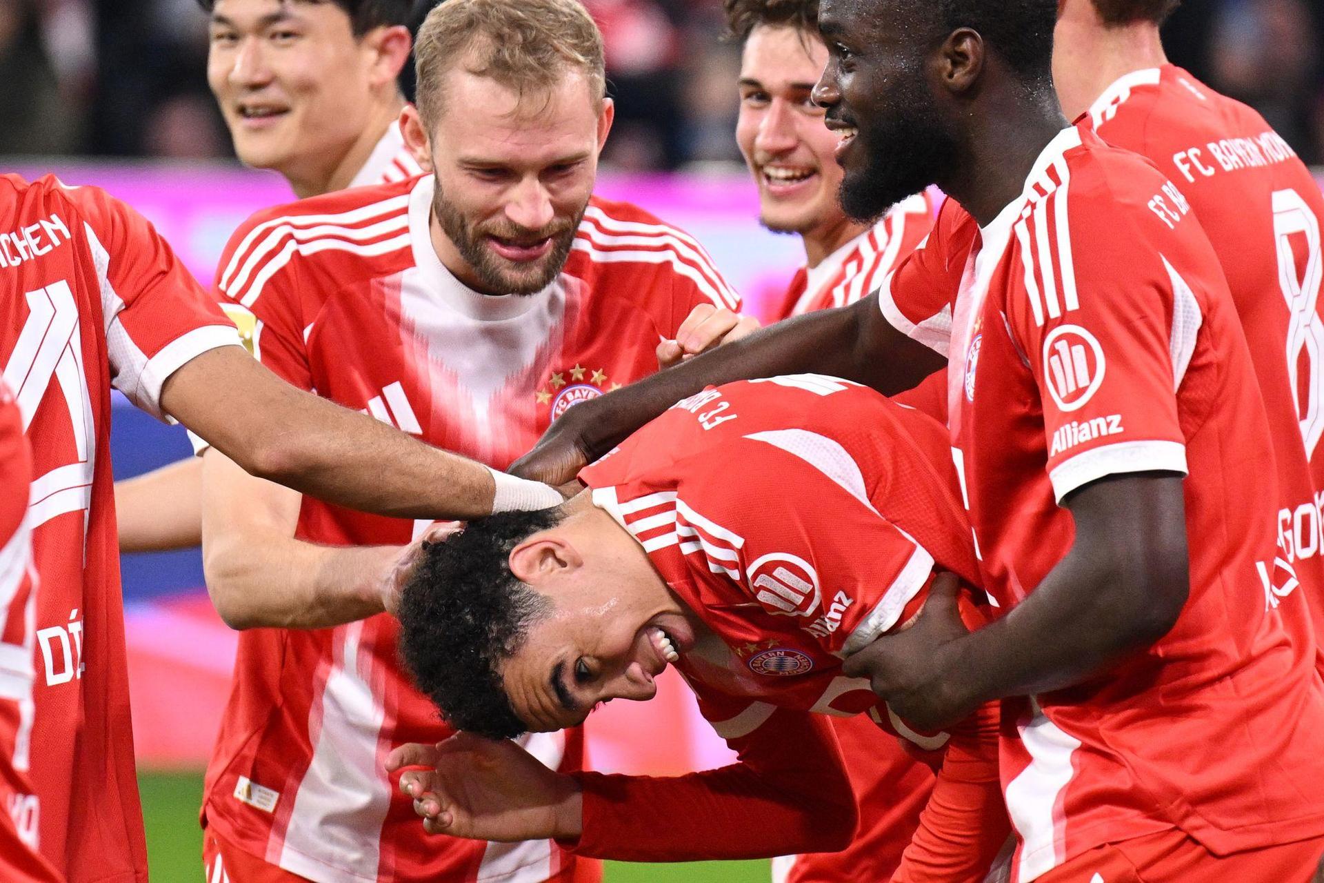 Der FC Bayern um die Torschützen Konrad Laimer und Jamal Musiala (m) bejubelt den nächsten Sieg auf dem Weg zum Titel. (Bild: Harry Langer/dpa)
