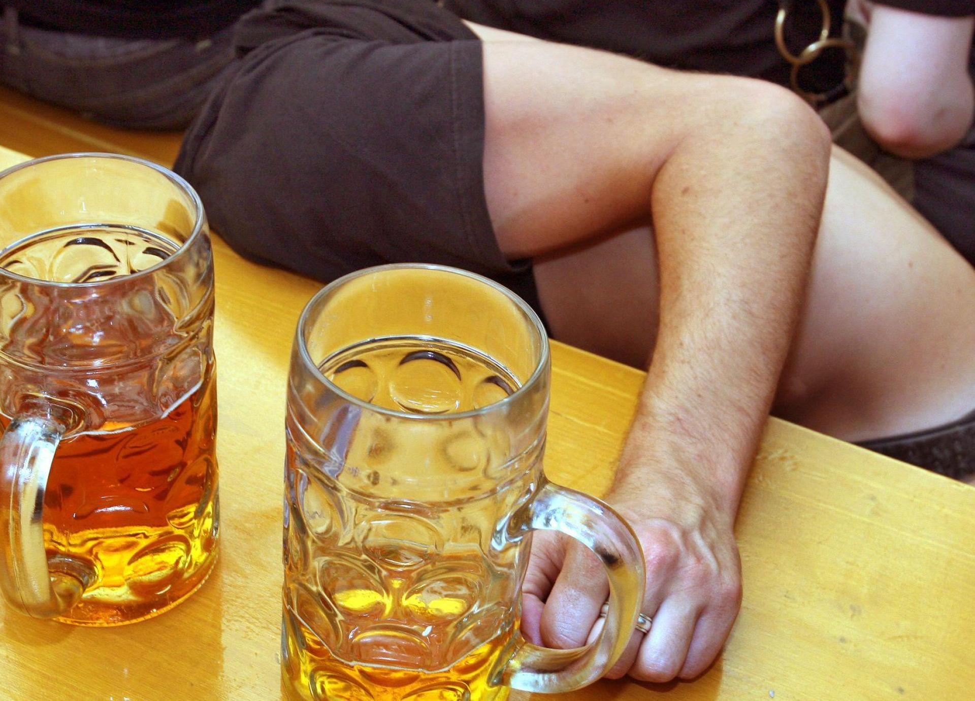 Die Zahl der Kinder und Jugendlichen, die mit Alkoholvergiftung in die Klinik kamen, nimmt weiter ab. (Symbolbild) (Bild: Karl-Josef Hildenbrand/dpa/dpa-tmn)