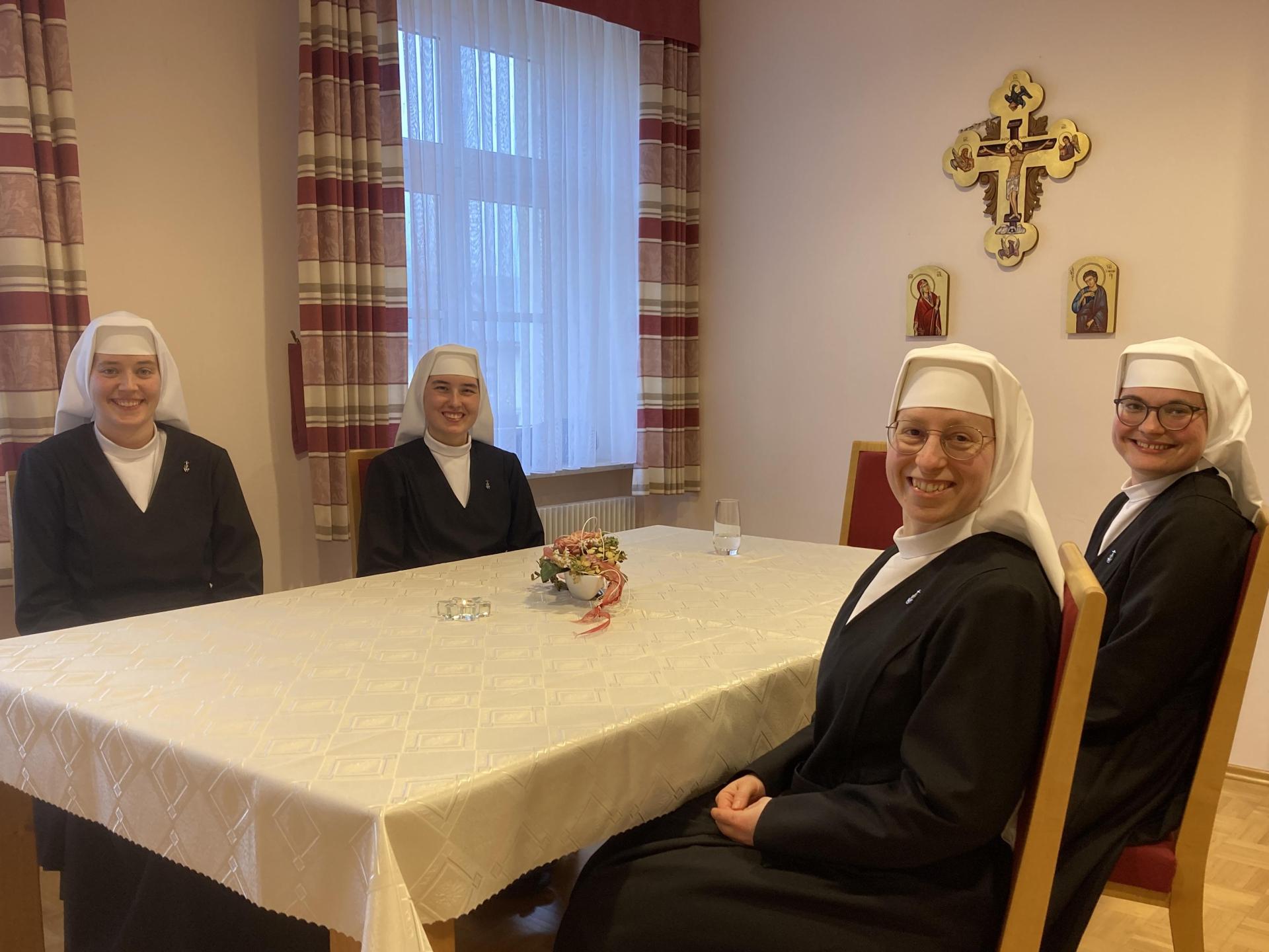 Schwester Madita (vorne links), Schwester Vincenta (hinten links), Schwester Marie-Therese (vorne rechts) und Schwester Cordis (hinten rechts) sind vier junge Frauen, die sich dazu entschieden haben, Klosterschwestern zu werden. (Bild: Stefanie Swann)