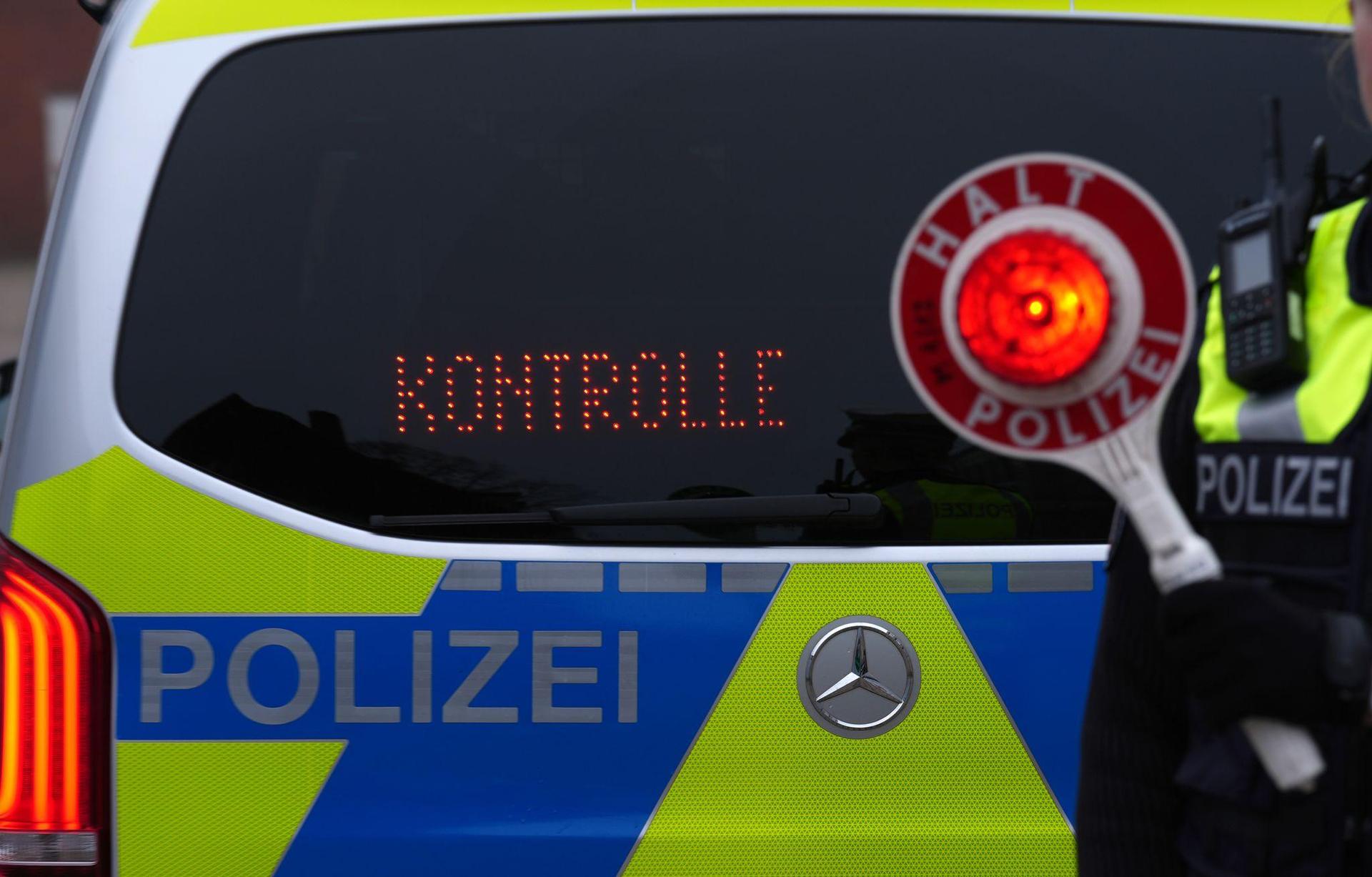 Bei Lappersdorf haben Polizisten in der Nacht auf Samstag einen betrunkenen Autofahrer erwischt. (Symbolbild: Marcus Brandt /dpa)
