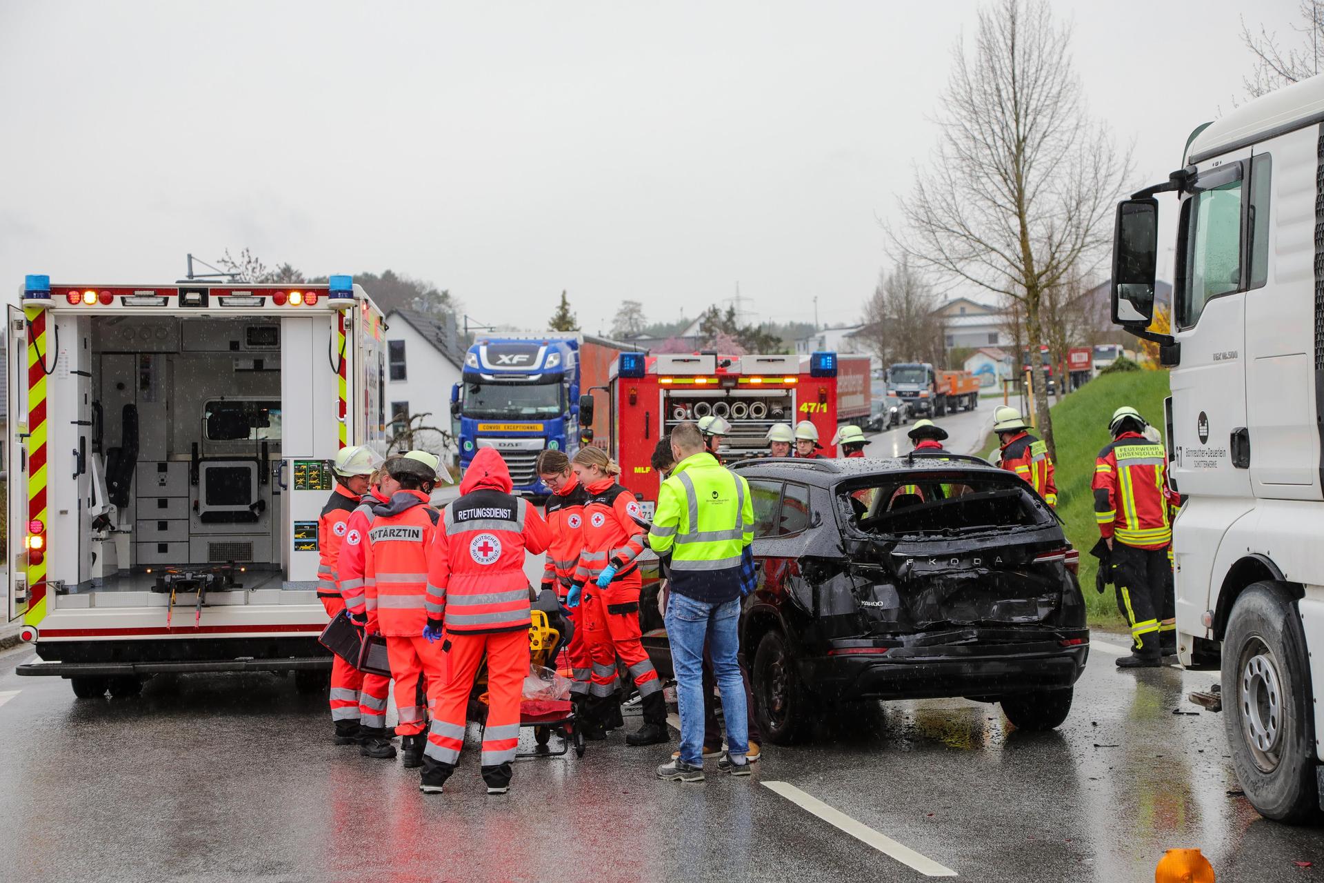 In Ursensollen ist ein LKW auf einen PKW aufgefahren. (Bild: Wolfgang Steinbacher)