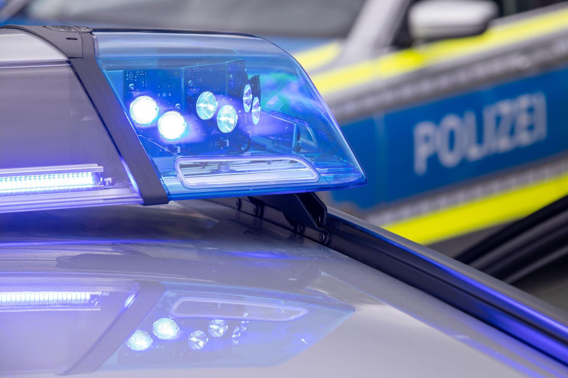 Ein 29-Jähriger wurde vor einer Diskothek in Schwandorf von Unbekannten angegriffen und erlitt einen Kieferbruch. Die Polizei sucht Zeugen. (Symbolbild: Daniel Karmann/dpa)
