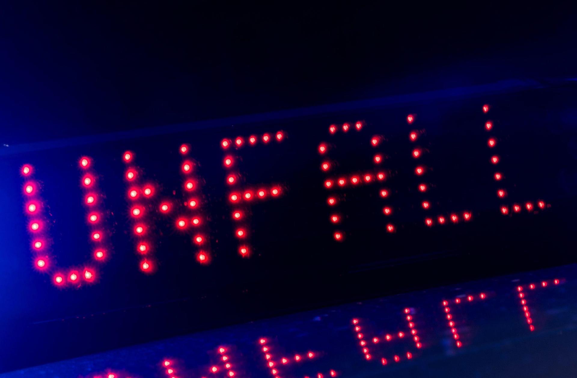 Verkehrsunfall auf der B85 bei Ebermannsdorf: Zwei Autos kollidierten am Samstagabend frontal. Beide Fahrer erlitten bei dem Unfall Verletzungen.  (Symbolbild: Monika Skolimowska)