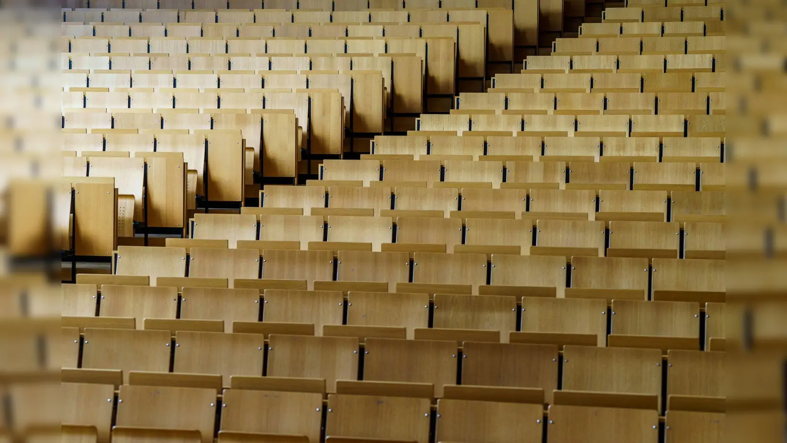 Noch geht es nicht los. Doch ab dem Wintersemester gibt es an der OTH Amberg-Weiden in Amberg ein duales Studium in Medieninformatik und Künstlicher Intelligenz. (Symbolbild: Andreas Arnold/dpa)