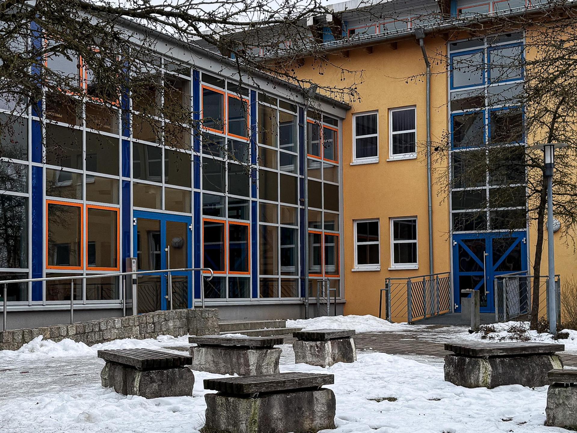 An der Grund- und Mittelschule in Hahnbach haben Unbekannte auch Drohungen an den Toilettenwänden hinterlassen. (Bild: Stephan Huber)