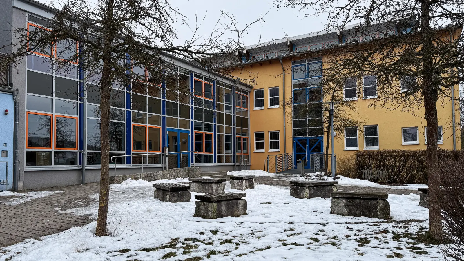 An der Grund- und Mittelschule in Hahnbach haben Unbekannte auch Drohungen an den Toilettenwänden hinterlassen. (Bild: Stephan Huber)